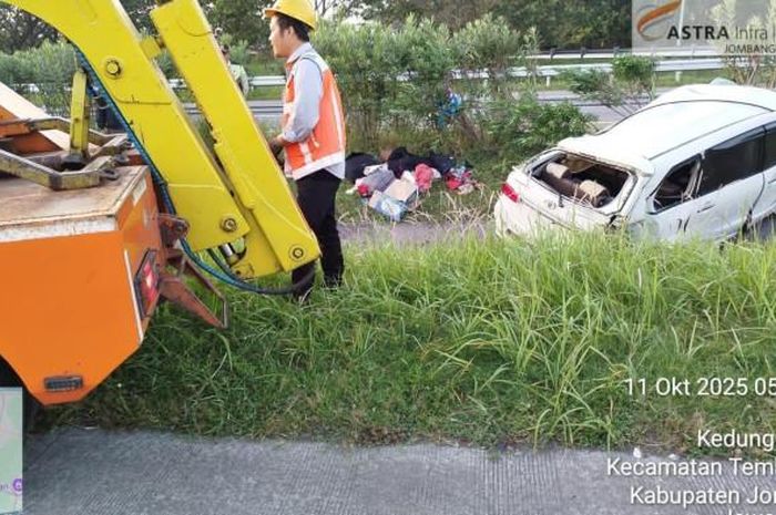 Toyota Avanza terperosok di median jalan Tol Jombang, melaju 100 km/jam hingga berujung oleng