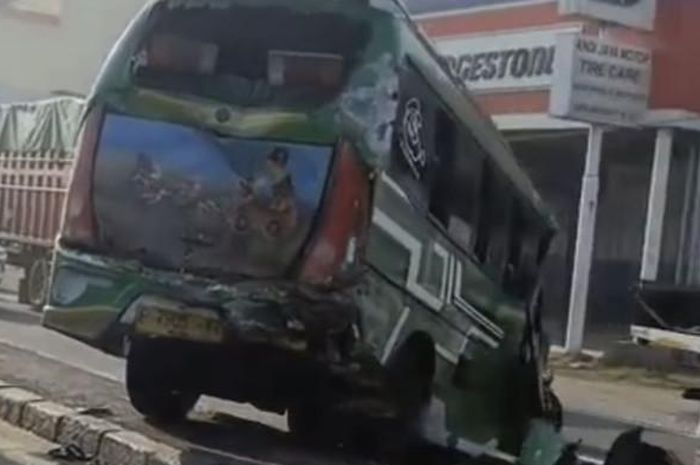 Total 3 Isuzu Elf dan satu truk tronton terlibat kecelakaan beruntun di Jalur Pantura Indramayu