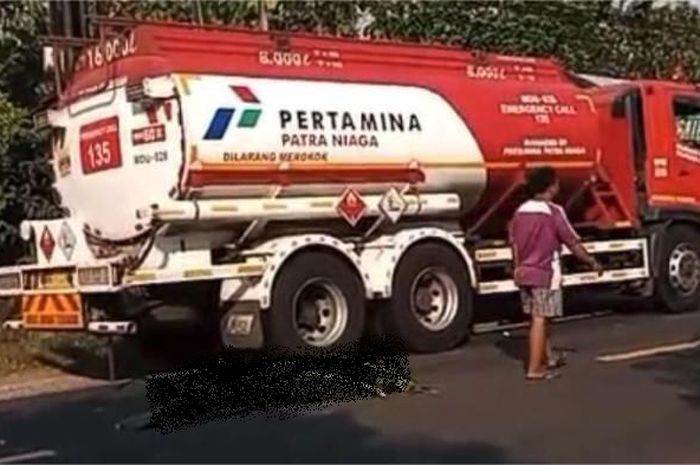 Pengendara Yamaha NMAX meregang nyawa usai senggolan dengan Fortuner dan berakhir diterjang truk tangki BBM