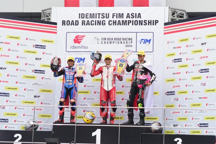 Fadillah Arbi Aditama (tengah) berhasil raih podium pertama di kelas AP250 pada race kedua di gelaran Asia Road Racing Champhionship (ARRC) 2025 seri kelima di Sepang International Circuit, Malaysia (11-12/10).