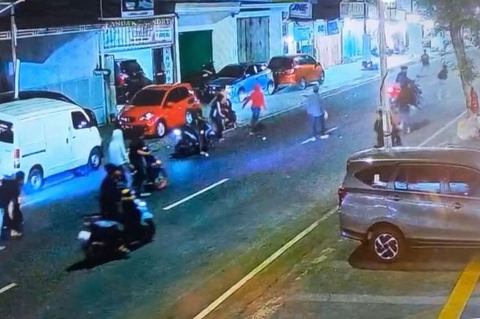 Rekaman CCTV aksi geng motor brutal serang warga secara membabi buta di Jl A Djemma, Rappocini, kota Makassar, Sulawesi Selatan