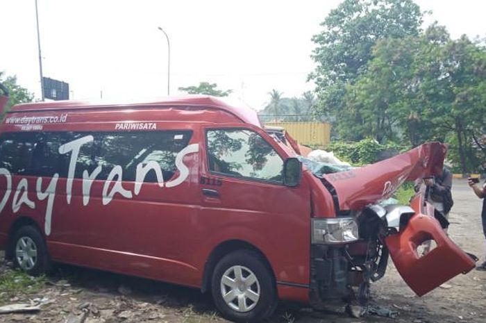 Toyota HiAce terkoyak wajahnya di Tol Cipularang. Dikabarkan 1 orang meninggal dunia dalam peristiwa ini