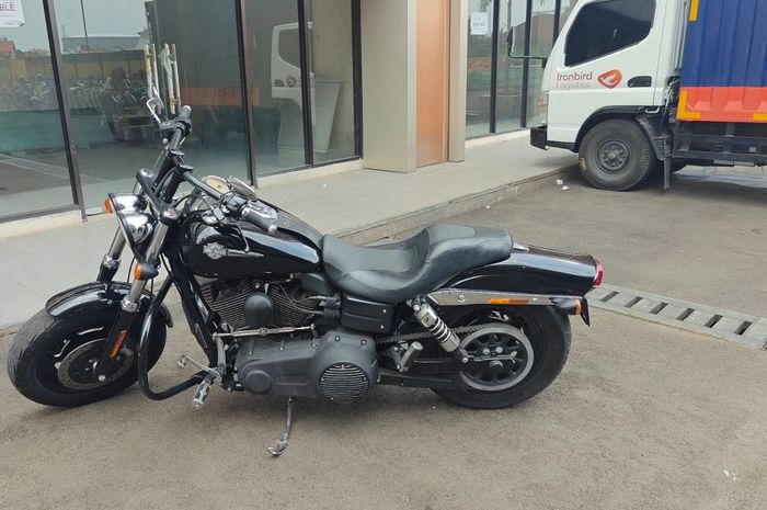 Harley-Davidson Dyna Fatbob milik perempuan NAP (27) yang hilang di parkiran mall kawasan Senayan, Jakarta Pusat ditemukan di mall kawasan Bekasi, Jawa Barat, (13/10/25)