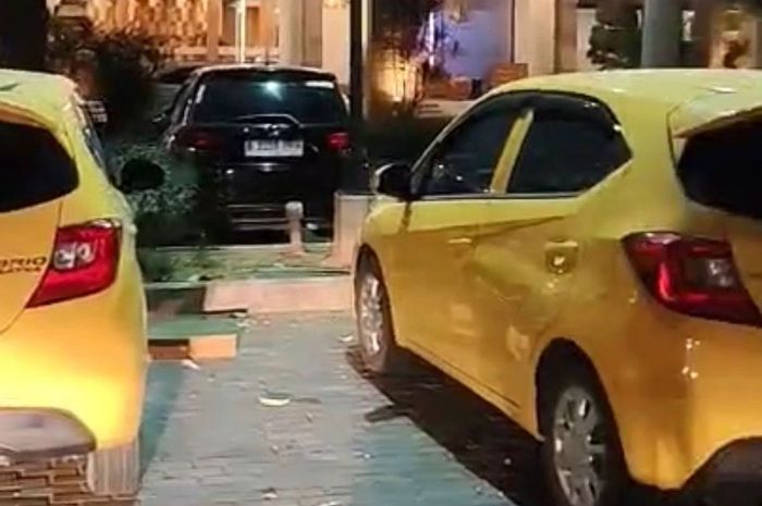 Dua Honda Brio kembar siam, karena berwarna bodi dan pelat nomor sama persis di parkiran hotel Pollos Rembang, Jawa Tengah, salah satunya milik Anggota DPRD Rembang, Maryono