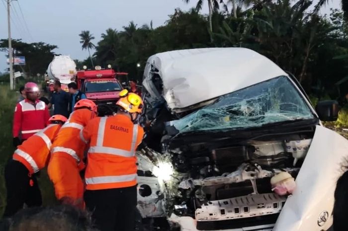 Kondisi Toyota HiAce rombongan keluarga yang berangkat takziah dari Garut tujuan Yogyakarta hancur tabrak truk tronton di Jalur Pantai Selatan (Pansela) Purworejo, Jawa Tengah