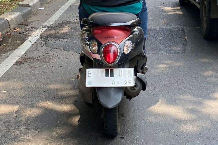 Pengendara Yamaha Fino sengaja menutup pelat nomor menggunakan lakban