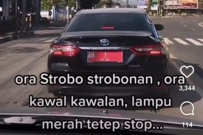 Mobil dinas Gubernur Daerah Istimewa Yogyakarta, Sri Sultan Hamengkubuwono X tanpa strobo, sirine, bahkan tanpa pengawalan