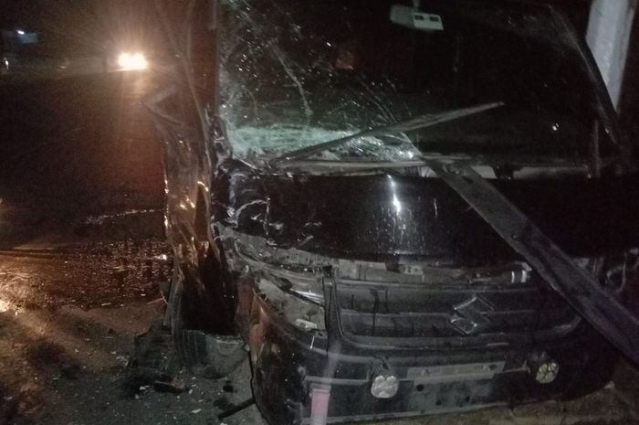 Suzuki Carry Pikap yang ditabrak Toyota HiAce lompat jalan di Jalan Raya Toang Tambi Lor, Kecamatan Sliyeg, Kabupaten Indramayu, Jawa Barat