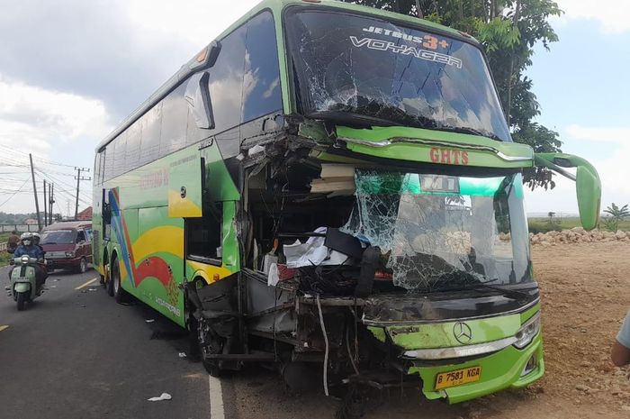 Bus PO Gunung Harta bolong di bodi depan kesabet dump truck di jalan raya desa Panyepen, Kecamatan Jrengik, Kabupaten Sampang, Jawa Timur, (14/10/25)