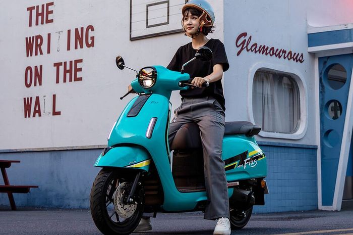 penampakan motor matik retro Wuyang Honda NWF125 Gluf Blue Special Edition, cocok jadi lawan Yamaha Fazzio kalau masuk Indonesia