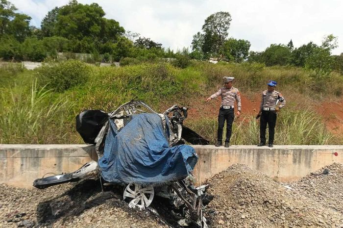 Polisi tunjukan bangkai Toyota Raize yang hancur lebur terbang lalu terbakar di KM 158/B tol Cisumdawu menewaskan seorang mahasiswa 
