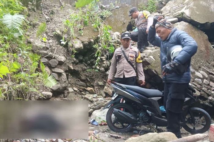 Yamaha Mio Soul GT terjun jurang akibat mesin tak kuat menanjak di hutan desa Waisarissa, Kecamatan Kairatu Barat, Kabupaten Seram Bagian Barat, Maluku, (13/10/25)