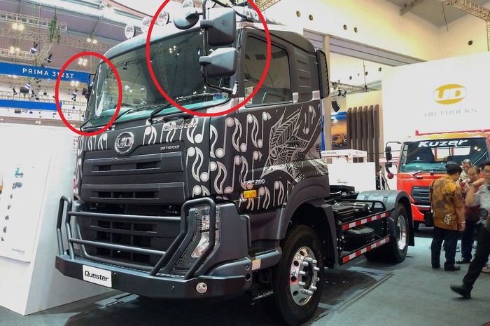 Dalam lingkaran merah, perbandingan jumlah spion kiri lebih banyak dibanding kanan di truk heavy-duty dari UD Truck, Quester GKE 280 4x2 Tractor Head