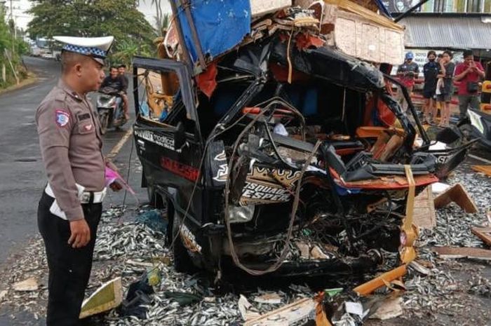 Wajah Mitsubishi L300 pikap berubah rusak parah di Banyuwangi. Sopir dan penumpang terjepit