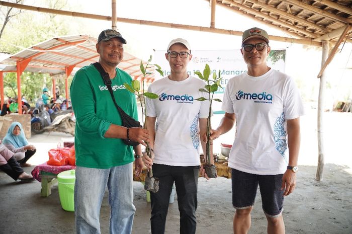 Perwakilan kelompok tani setempat, Junaidi (kanan), CEO KG Media (tengah), Andy Budiman, dan VP Sustainability KG Media, Wisnu Nugroho, dalam pembukaan kegiatan penanaman 10.000 bibit mangrove di kawasan pesisir Pabean Ilir, Kabupaten Indramayu pada Kamis (16/10/2025).