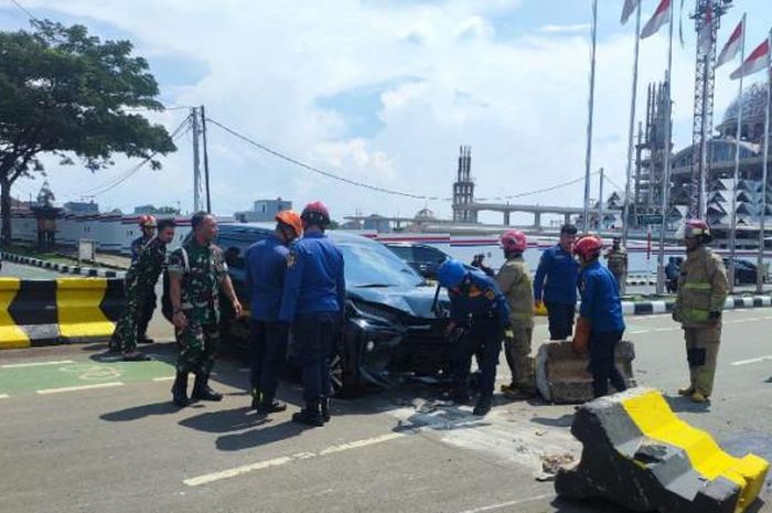 Toyota Avanza dievakuasi damkar usai duel lawan pembatas jalan di Bogor