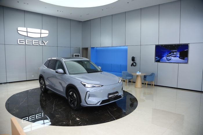 Geely EX5 di Showroom Geely Andalan Lippo Mall Kemang, Jakarta Selatan