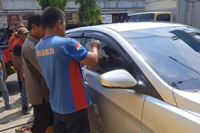 Balita berusia 2 tahun terkunci di dalam mobil dan bikin panik