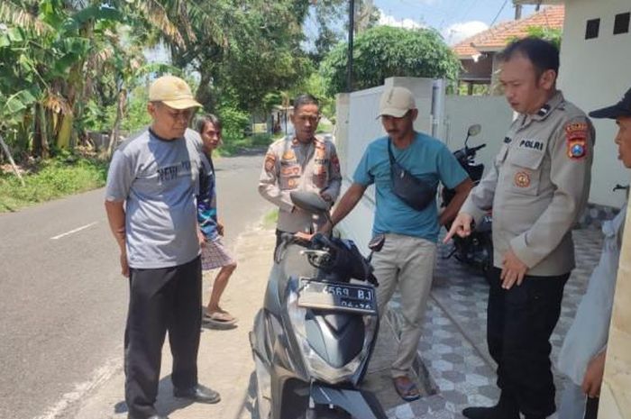 Polisi datangi rumah Hasiko Utomo (50) yang melapor menang duel lawan dua pelaku maling motor bersenjata celurit di Desa Kasemek, Kecamatan Tenggarang, Bondowoso, Jawa Timur