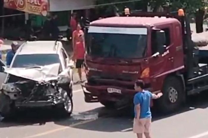 Adu banteng Toyota Fortuner vs truk kontainer bikin keduanya sama-sama remuk