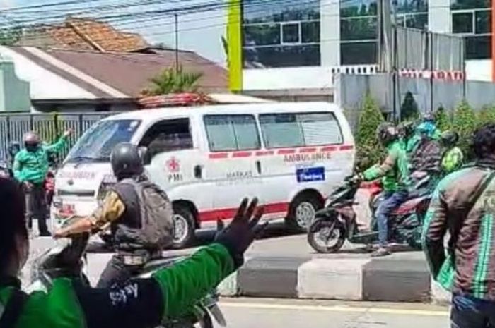 Korban ojol wanita yang jatuh ke parit di Ungaran dikawal oleh rekan-rekan sesama ojol