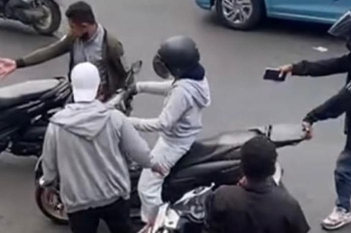 Viral aksi gerombolan debt collector hentikan pengendara NMAX di pinggir jalan. Polisi lakukan penyelidikan