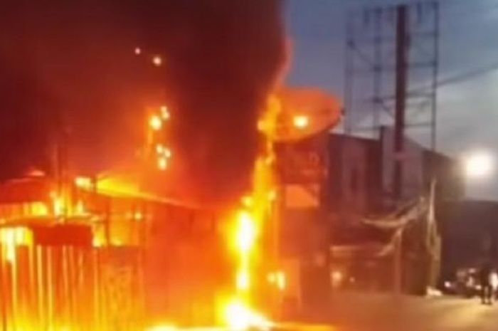 bengkel motor dan suku cadang 4 lantai di Tangerang ludes diamuk si jago merah