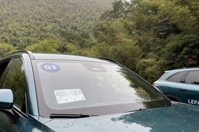 Pelat nomor sementara mobil di China hanya berupa stiker yang ditempel di kaca depan 