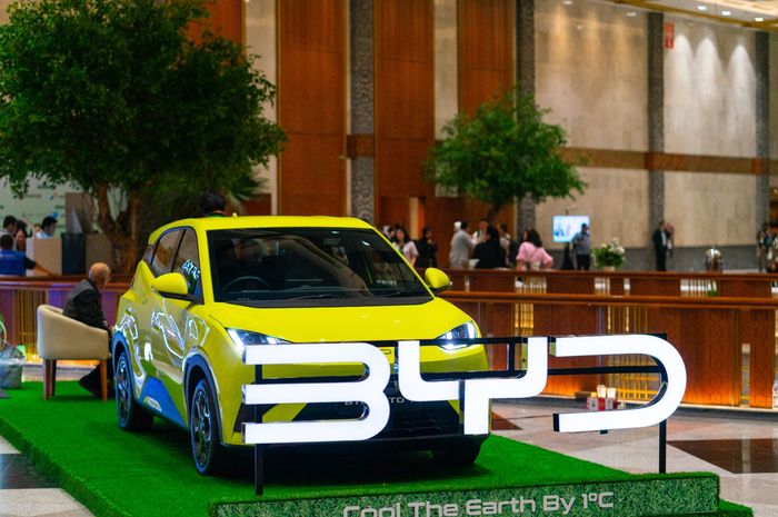 BYD Atto 1 dipamerkan saat gelaran Indonesia Infrastructure and Sustainability Forum (IISF) 2025