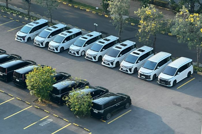 Belasan anggota komunitas Voxy Club Indonesia rayakan Anniversary ke-8 dengan touring bersama ke Cirebon, Jawa Barat, (18-19/10/25)