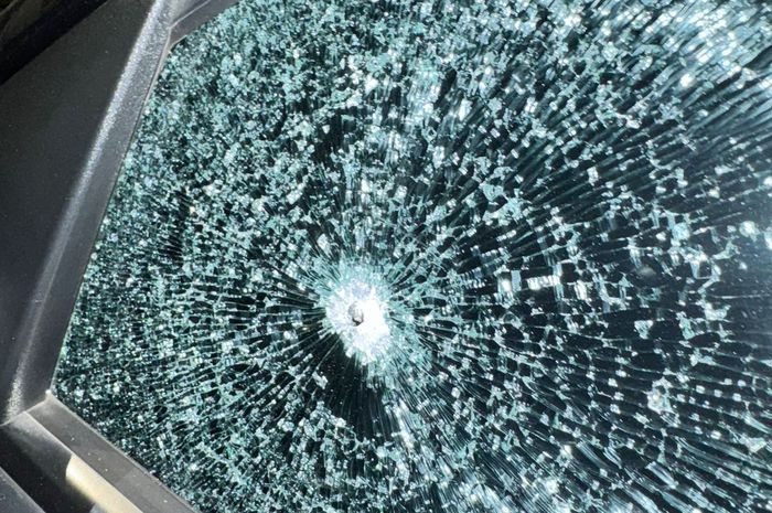 Kaca kiri mobil listrik Hyundai Kona berlubang dan retak merata diduga kuat kena tembak airsoft gun dari orang tak dikenal saat parkir di kawasan ruko The Loop BSD, desa/kecamatan Pagedangan, kabupaten Tangerang