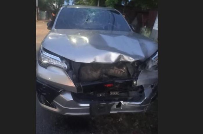 Toyota Fortuner DJ Parlin Sembiring yang menabrak kakek pengendara becak motor hingga terpental menghantam pohon di Jl Letjen Jamin Ginting, Medan Baru, kota Medan, Sumatera Utara