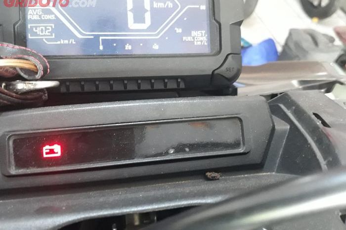 Penyabab logo aki di speedometer menyala 