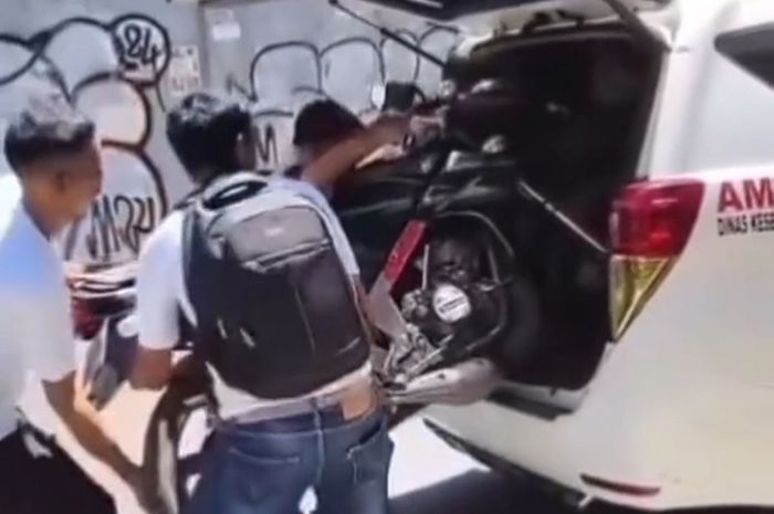 Rekaman video ambulans Dinas Kesehatan Kabupaten Gowa dipakai mengangkut motor Kawasaki Ninja 150 2-Tak dan TV