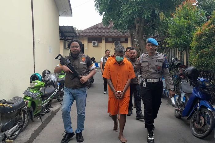 Sutrisno alias Benjo (berbaju tahanan oranye) ditangkap Polisi kelima kalinya sebagai residivis pencurian motor lintas provinsi