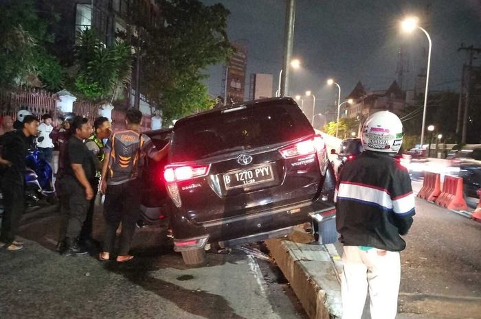 Toyota Kijang Innova Reborn yang menabrak pembatas overpass Manahan, kota Solo, Jawa Tengah akibat mengantuk, (20/10/25)