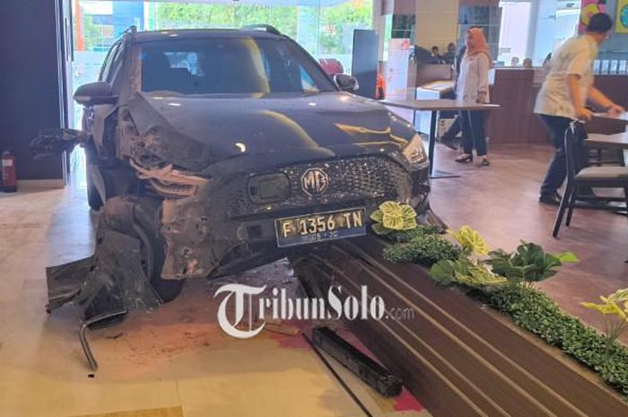 Mobil listik terjang kaca hotel dan bikin orang-orang berhamburan