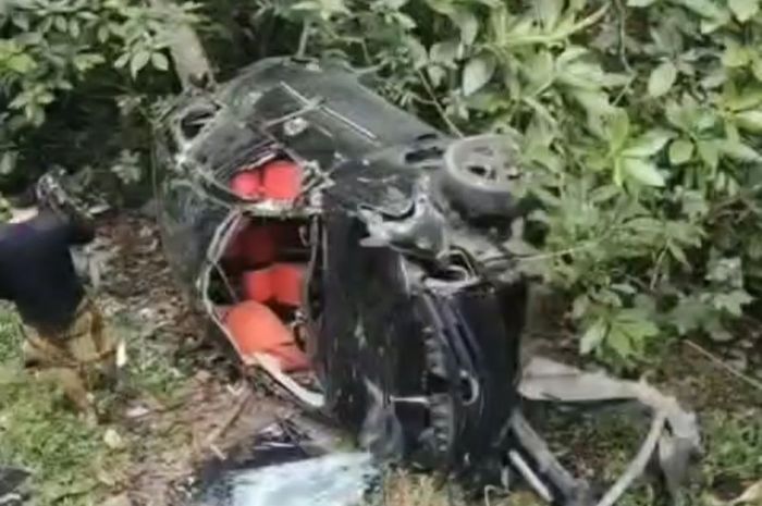 Toyota Avanza terjun ke jurang di desa Tlagah, Pegantenan, Pamekasan, Madura, Jawa Timur