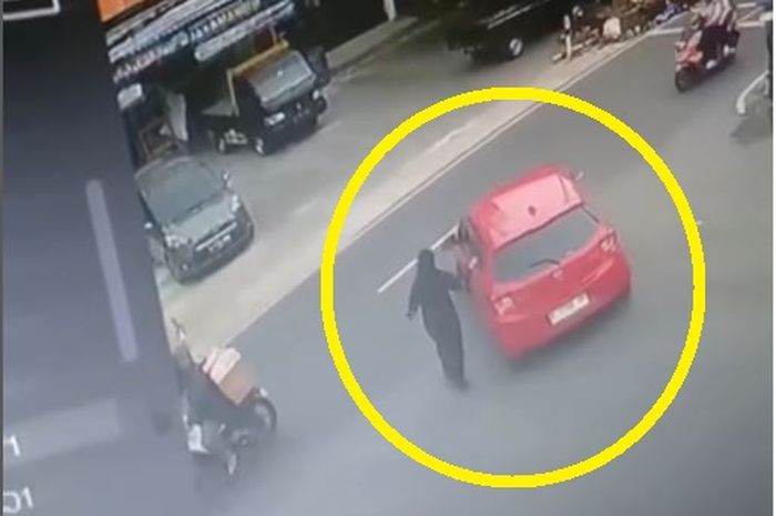 Rekaman CCTV menunjukan pegawai wanita SPBU Pertamina di Rempoa, Tangerang Selatan lari-larian di jalan mengejar Honda Brio merah yang kabur tidak bayar BBM yang diisikan