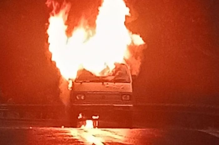 Suzuki Carry yang dijadikan angkot terbakar di Ciwidey, kabupaten Bandung, Jawa Barat