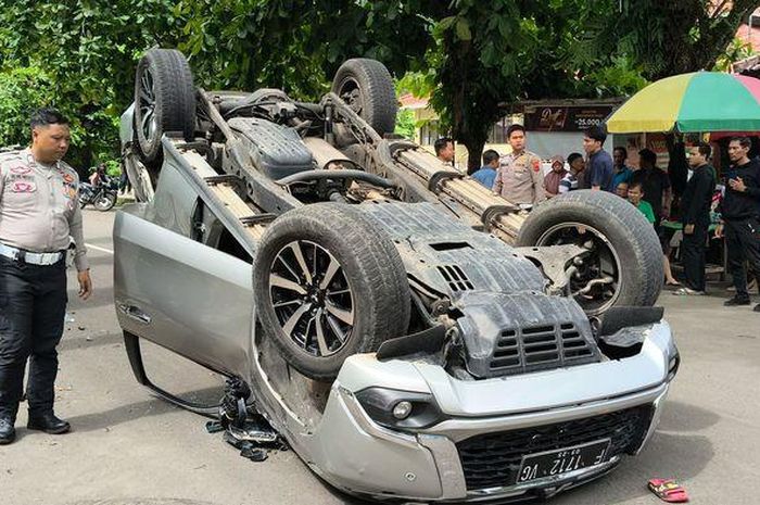 Mitsubishi Pajero Sport jungkir balik dihantam truk