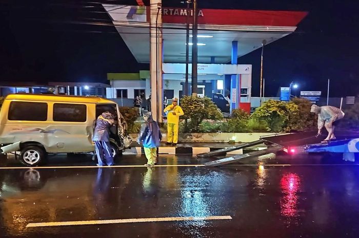 Suzuki Carry Futura dievakuasi menggunakan truk towing karena remuk terlibat kecelakaan beruntun di Blondo, Mertoyudan, Magelang