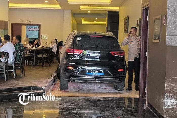 Mobil listrik MG ZS yang terobos Tjokro Hotel dan bikin pengunjung kocar-kacir