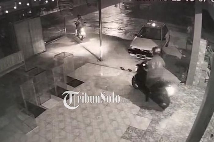 Pencurian Yamaha NMAX dinas milik pak Kades. Dilakukan kurang dari 1 menit