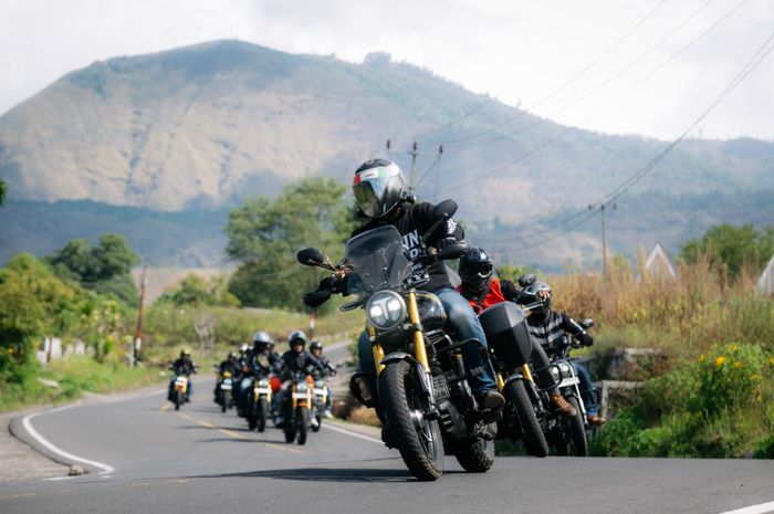 Sebanyak 16 peserta dengan 15 unit TVS Ronin ikuti kegiatan TVS Ronin Touring Bali&ndash;Lombok 2025