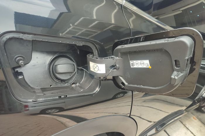 Stiker tutup tangki tertulis E5 dan E10 