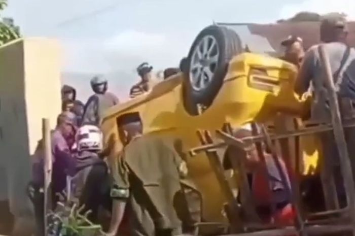 Toyota Agya kuning milik perwira Polisi pangkat AKP diamuk massa karena dipakai pelaku perampokan dan penyekapan di Dusun Pattiro, Desa Moncongkomba, Kecamatan Polongbangkeng Selatan, Kabupaten Takalar
