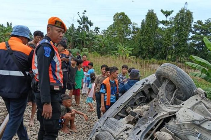 Honda Mobilio terbalik usai terseret kereta api sejauh 1 km usai melintasi jalur sebidang liar