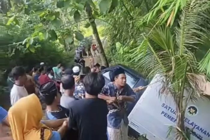 Warga desa Palengaan Daya, Kecamatan Palengaan, Kabupaten Pamekasan, Jawa Timur gotong royong evakuasi Mitsubishi L300 pengangkut Makan Bergizi Gratis yang masuk jurang, (24/10/25)