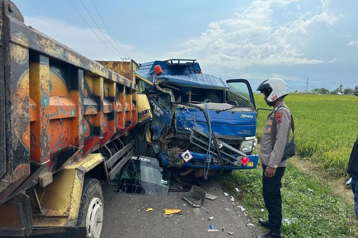 Truk tangki pengangkut Solar dan Dump Truck saling tabrak depan di areal persawahan Lembor, Manggarai Barat, Nusa Tenggara Timur (NTT)